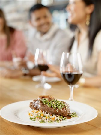 sliced mushroom - Plate of Lamb Shank at Wine Bar, Toronto, Ontario, Canada Foto de stock - Sin royalties Premium, Código: 600-03230255