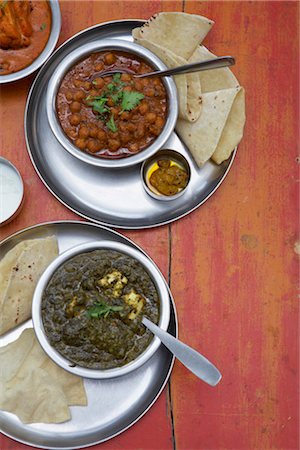 simsearch:600-02701382,k - Chana Masala, Saag Paneer, Vegetable Makhani, Papadum, Chapati, and Mixed Pickle Stock Photo - Premium Royalty-Free, Code: 600-03244067