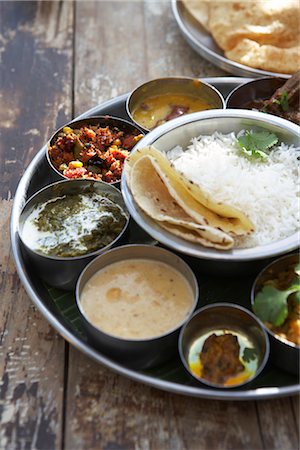 Thali, Kadai Bhindi, cari de légumes mélangés, Sambhar, Saag Paneer, Preney, Mixed Pickles et Chapati Photographie de stock - Premium Libres de Droits, Code: 600-03244078