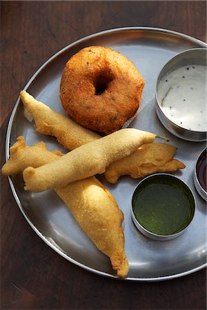 simsearch:600-06570961,k - Medhu Vada, Chili Pakora, Chutney de noix de coco et la Sauce à la menthe Photographie de stock - Premium Libres de Droits, Code: 600-03244079