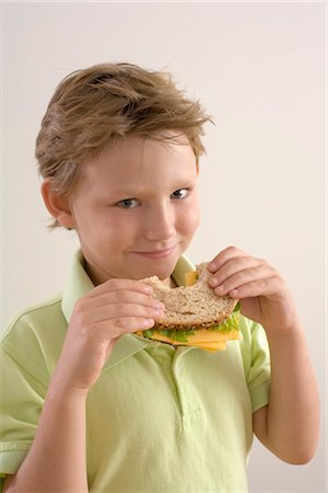 sandwich white background - Little Boy Eating a Sandwich Foto de stock - Sin royalties Premium, Código: 600-03244485