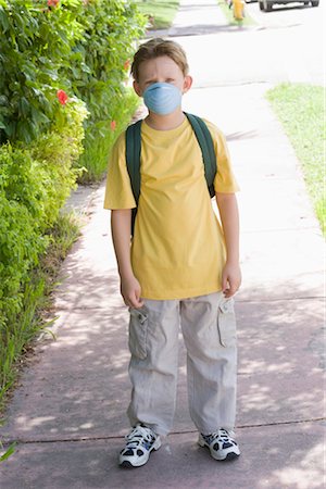Little Boy Walking to School Wearing a Face Mask Foto de stock - Sin royalties Premium, Código: 600-03244490