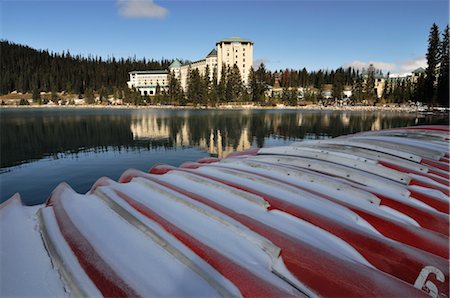 Canoes, Lake Louise and Chateau Lake Louise, Banff National Park, Alberta, Canada Stock Photo - Premium Royalty-Free, Code: 600-03240645