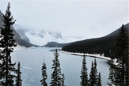Moraine Lake, Banff National Park, Alberta, Canada Photographie de stock - Premium Libres de Droits, Code: 600-03240642
