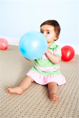 first time - Fillette avec ballon Photographie de stock - Premium Libres de Droits, Code: 600-03265817