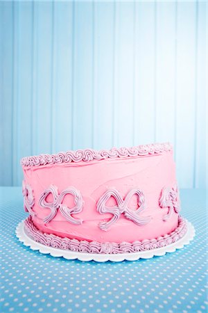 simsearch:600-06190558,k - gâteau d'anniversaire de guingois Photographie de stock - Premium Libres de Droits, Code: 600-03265823