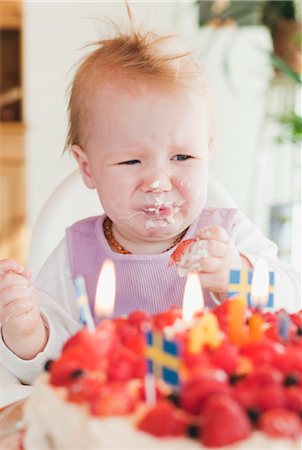 simsearch:600-02038130,k - Baby Girl Eating Cake Foto de stock - Sin royalties Premium, Código: 600-03284224