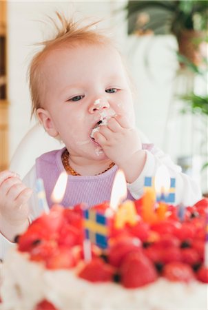 fiesta de cumpleaños - Baby Girl Eating Cake Foto de stock - Sin royalties Premium, Código: 600-03284223