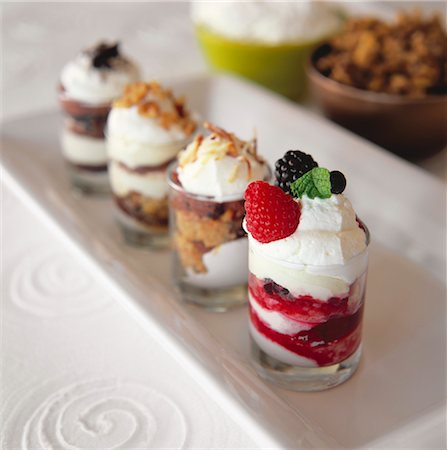 Fresh Fruit Dessert Foto de stock - Sin royalties Premium, Código: 600-03294896