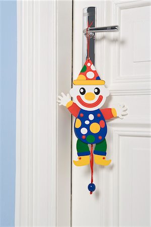 payasa - Clown Marionette Hanging From Door Handle Foto de stock - Sin royalties Premium, Código: 600-03298888