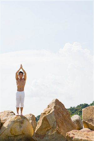 Man Practicing Yoga Outdoors near Coast Foto de stock - Sin royalties Premium, Código: 600-03333268