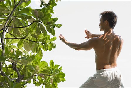 Man Practicing Martial Arts Foto de stock - Sin royalties Premium, Código: 600-03333269