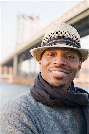 Portrait d'un homme devant le pont Photographie de stock - Premium Libres de Droits, Code: 600-03333278