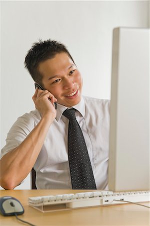 Businessman Talking on Mobile Phone in Office Foto de stock - Sin royalties Premium, Código: 600-03333288