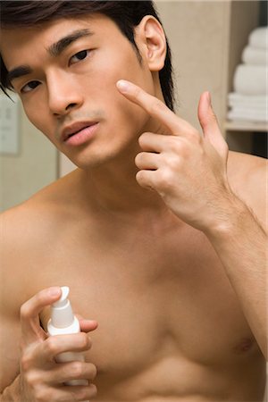 Homme appliquant hydratant pour le visage Photographie de stock - Premium Libres de Droits, Code: 600-03333324