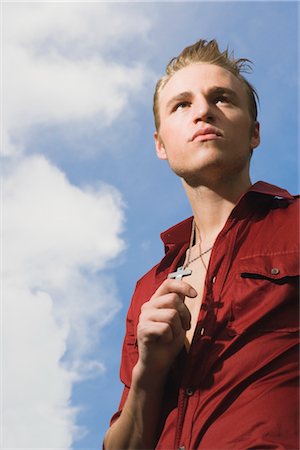 Man Holding Cross on Chain Foto de stock - Sin royalties Premium, Código: 600-03333376