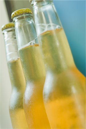 Gros plan de trois bouteilles de bière Photographie de stock - Premium Libres de Droits, Code: 600-03333391