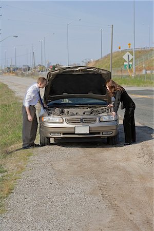 Homme et femme avec voiture tombe en panne à la recherche sous le capot Photographie de stock - Premium Libres de Droits, Code: 600-03365737