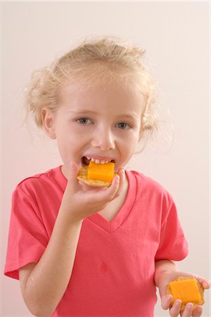 Girl Eating Cheese and Crackers Foto de stock - Sin royalties Premium, Código: 600-03368375