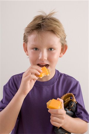 queso cheddar - Boy Eating Cheese Foto de stock - Sin royalties Premium, Código: 600-03368373