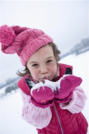 Neige Holding jeune fille dans les mains Photographie de stock - Premium Libres de Droits, Code: 600-03404016