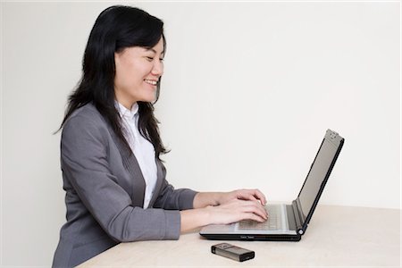 Geschäftsfrau, die mit Laptopcomputer Stockbilder - Premium RF Lizenzfrei, Bildnummer: 600-03404102
