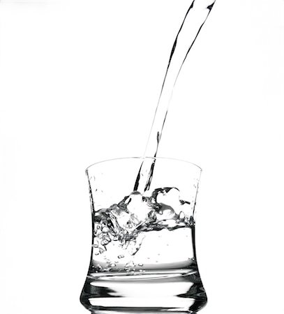 fluidez - Verser un verre d'eau Photographie de stock - Premium Libres de Droits, Code: 600-03404145