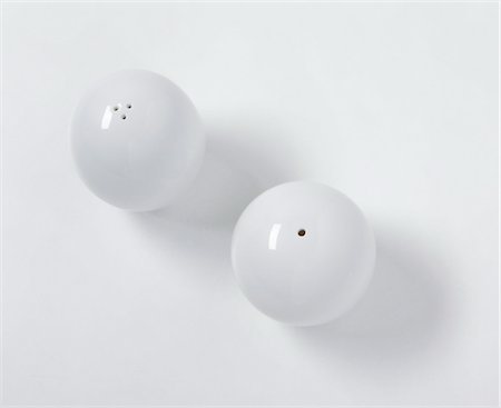 salt and pepper - Saler et poivrer Shakers Photographie de stock - Premium Libres de Droits, Code: 600-03404142