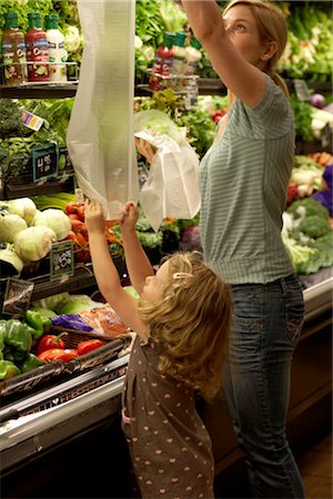 side profile jeans for girls - Mother and Daughter Grocery Shopping Foto de stock - Sin royalties Premium, Código: 600-03404176