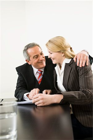 política en la oficina - Businessman with Arm Around Businesswoman Foto de stock - Sin royalties Premium, Código: 600-03404527