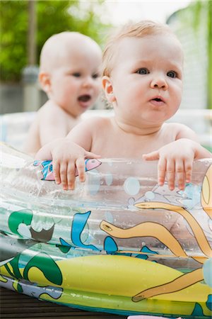 Two Babies in Inflatable Pool Foto de stock - Sin royalties Premium, Código: 600-03404911