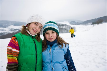 Portrait of Girls Outdoors in Winter Foto de stock - Sin royalties Premium, Código: 600-03406323