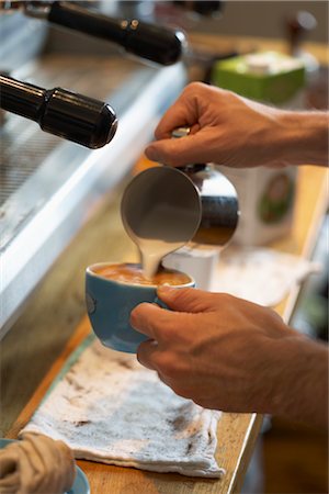 pouring cappuccino - Making a Latte Foto de stock - Sin royalties Premium, Código: 600-03406497