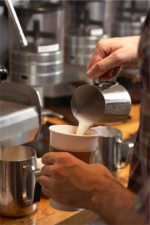 pouring cappuccino - Faire un café au lait Photographie de stock - Premium Libres de Droits, Code: 600-03406500