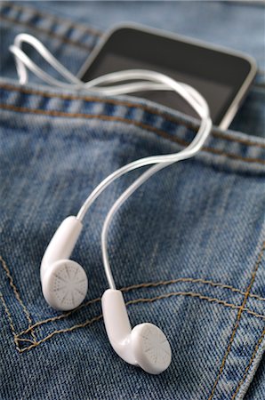 Écouteurs-boutons et lecteur MP3 dans la poche Photographie de stock - Premium Libres de Droits, Code: 600-03407530