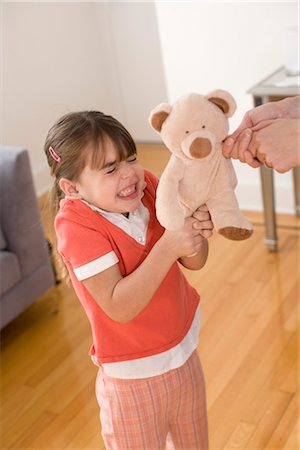 frustrado - Girl having Temper Tantrum over Teddy Bear Foto de stock - Sin royalties Premium, Código: 600-03403635