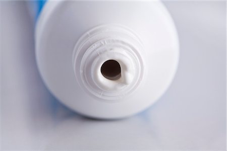 Close-up of Open Tube of Toothpaste Foto de stock - Sin royalties Premium, Código: 600-03403747
