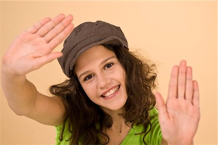 Adolescente encadrant avec les mains Photographie de stock - Premium Libres de Droits, Code: 600-03403975