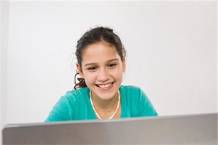 Teenage Girl Using Laptop Foto de stock - Sin royalties Premium, Código: 600-03403992