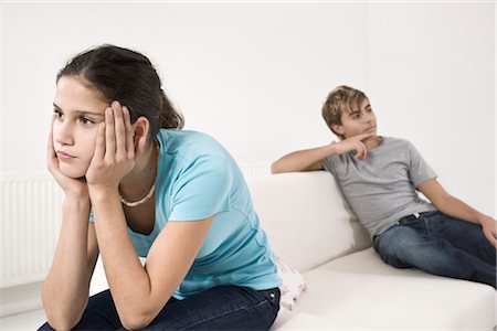 sisters fighting - Couple d'adolescents ayant l'Argument Photographie de stock - Premium Libres de Droits, Code: 600-03403993