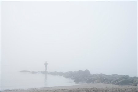 simsearch:600-03435272,k - Homme sur les rochers dans le brouillard Photographie de stock - Premium Libres de Droits, Code: 600-03438171