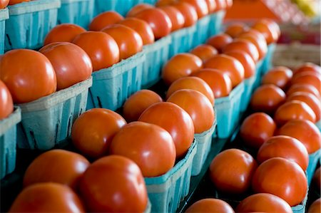 simsearch:670-06451367,k - Tomates au marché fermier Photographie de stock - Premium Libres de Droits, Code: 600-03439276