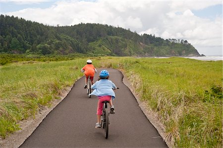 family bicycling - Children Riding Bicycles, Long Beach, Long Beach Peninsula , Washington State, USA Foto de stock - Sin royalties Premium, Código: 600-03439294