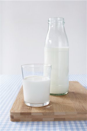 Glass and Bottle of Milk Fotografie stock - Premium Royalty-Free, Codice: 600-03445194