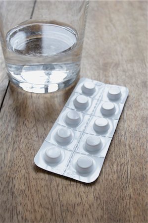 Pills and Glass of Water Stock Photo - Premium Royalty-Free, Code: 600-03445205