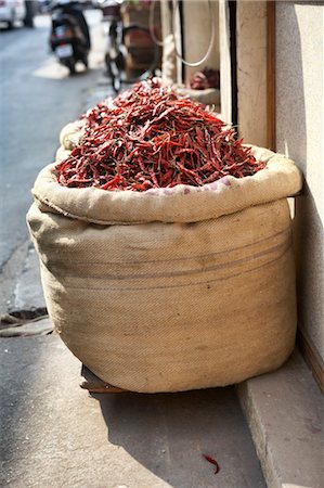 saco - Burlap Sack of Dried Hot Chili Peppers at a Wholesaler's Shop, Kochi, Kerala, India Foto de stock - Sin royalties Premium, Código: 600-03445316