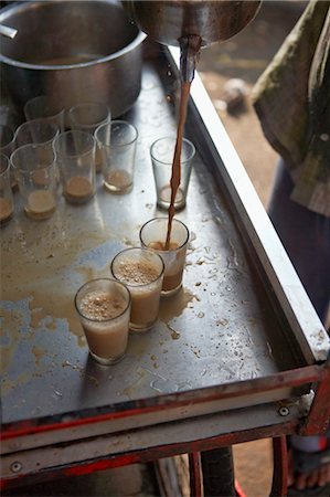 seller - A Chai Wallah Pouring Glasses of Masala Chai, Mysore, Karnataka, India Stock Photo - Premium Royalty-Free, Code: 600-03445313