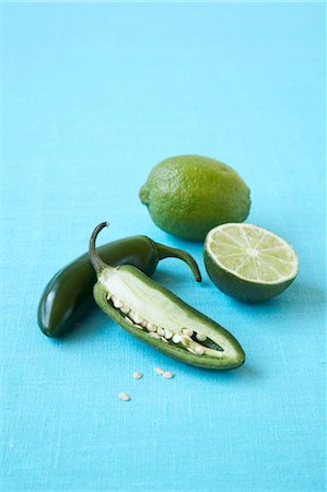 simsearch:600-06553477,k - Nature morte de piments Jalapeno et Limes Photographie de stock - Premium Libres de Droits, Code: 600-03445419