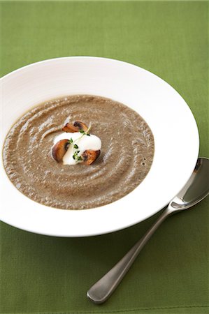 soup bowl - Puree of Roasted Mushroom Soup with Thyme and Creme Fraiche Foto de stock - Sin royalties Premium, Código: 600-03445424