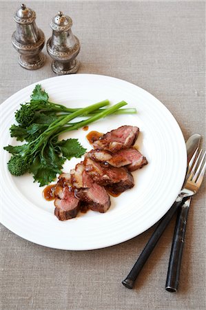 simsearch:600-07108315,k - Nature morte de plaque avec Duck Breast et Rapini Photographie de stock - Premium Libres de Droits, Code: 600-03445421